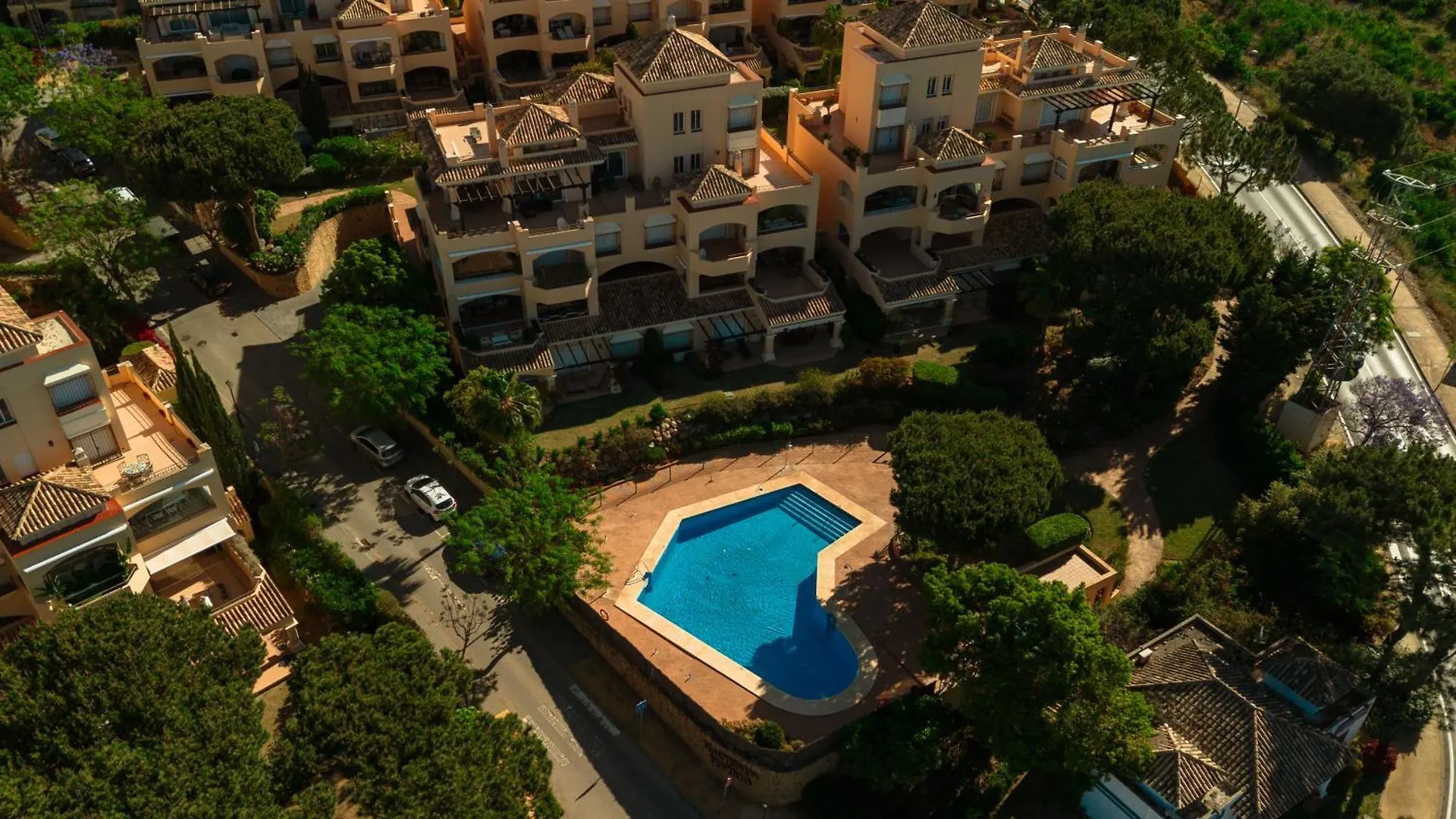 Newly Renovated Apartment With Large Private And Glazed Terrace, Close To The Beach In Elviria, Marbella East