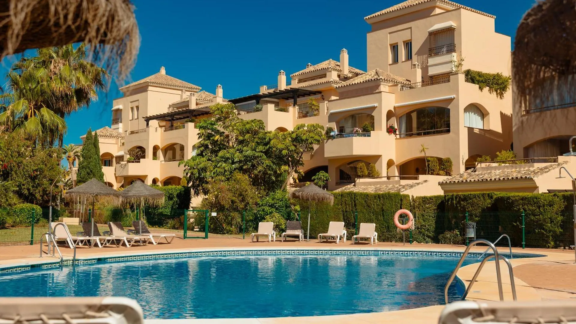 Newly Renovated Apartment With Large Private And Glazed Terrace, Close To The Beach In Elviria, Marbella East