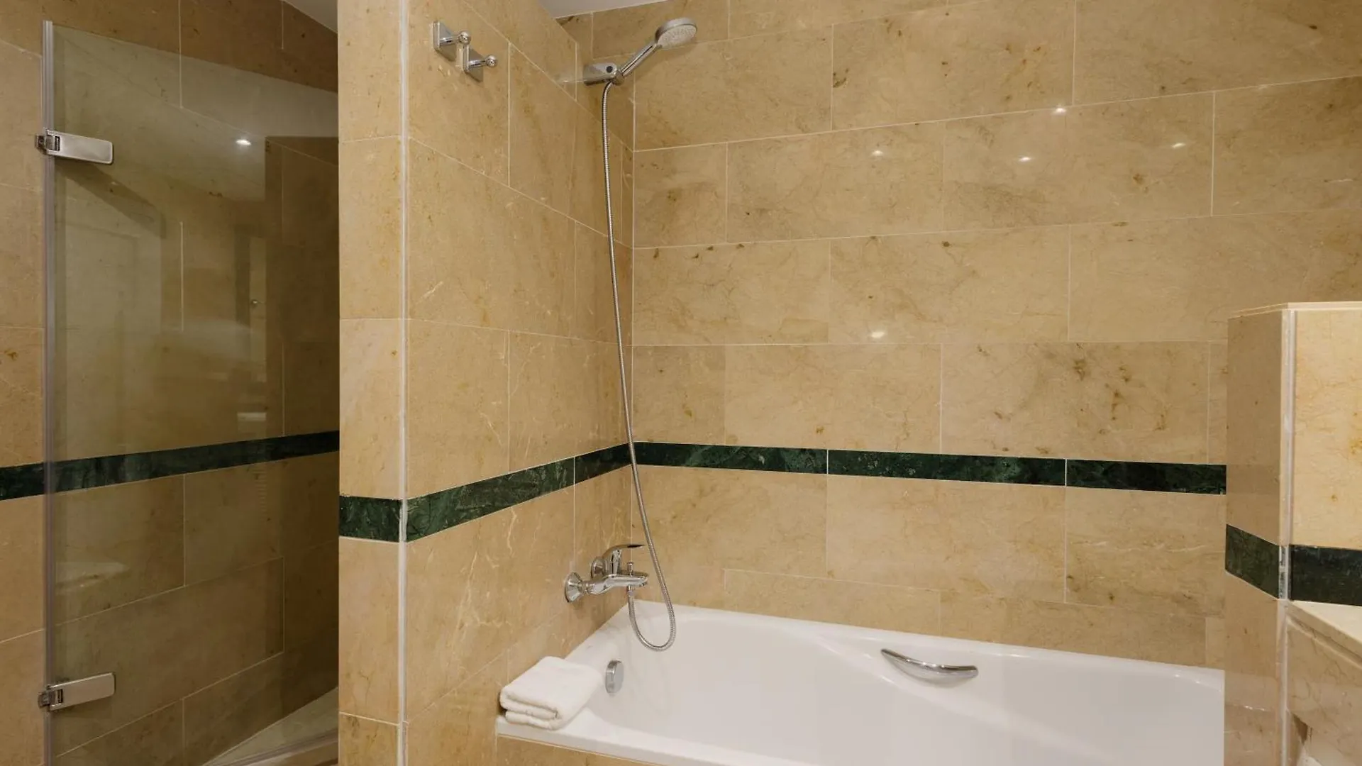 Newly Renovated Apartment With Large Private And Glazed Terrace, Close To The Beach In Elviria, Marbella East