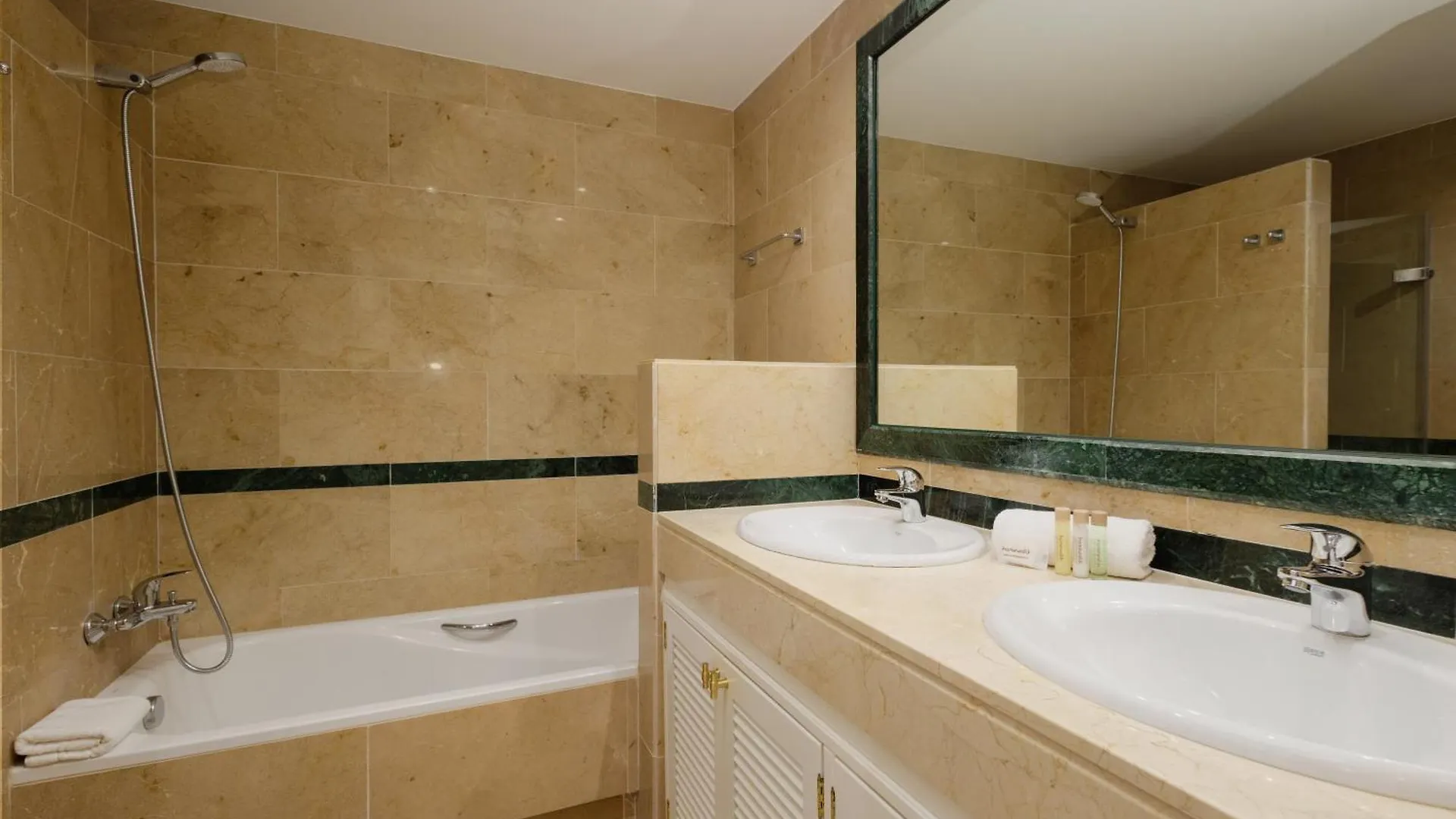 Newly Renovated Apartment With Large Private And Glazed Terrace, Close To The Beach In Elviria, Marbella East