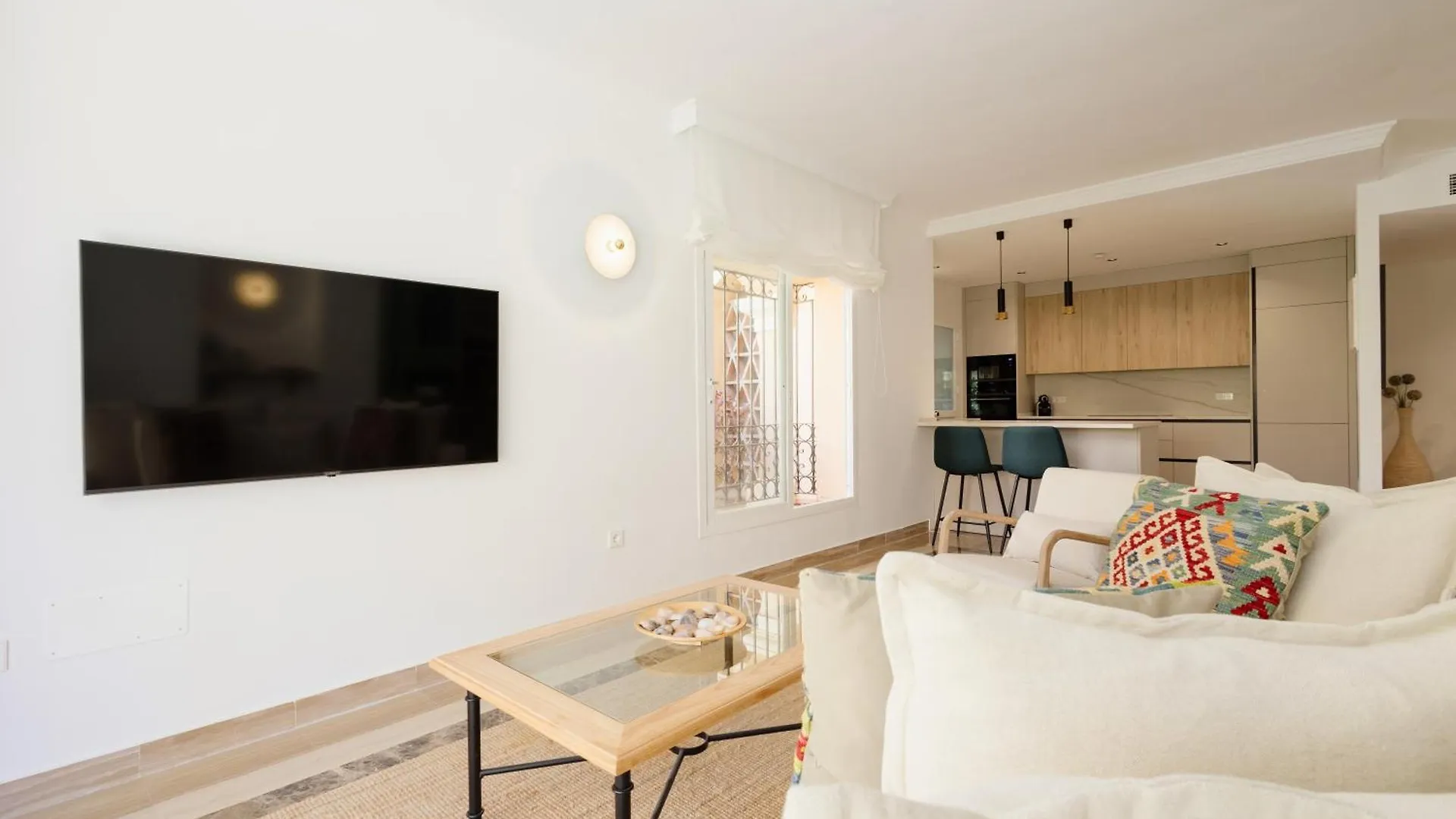 Newly Renovated Apartment With Large Private And Glazed Terrace, Close To The Beach In Elviria, Marbella East