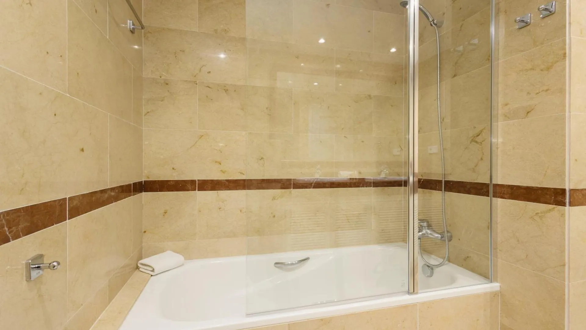 Newly Renovated Apartment With Large Private And Glazed Terrace, Close To The Beach In Elviria, Marbella East