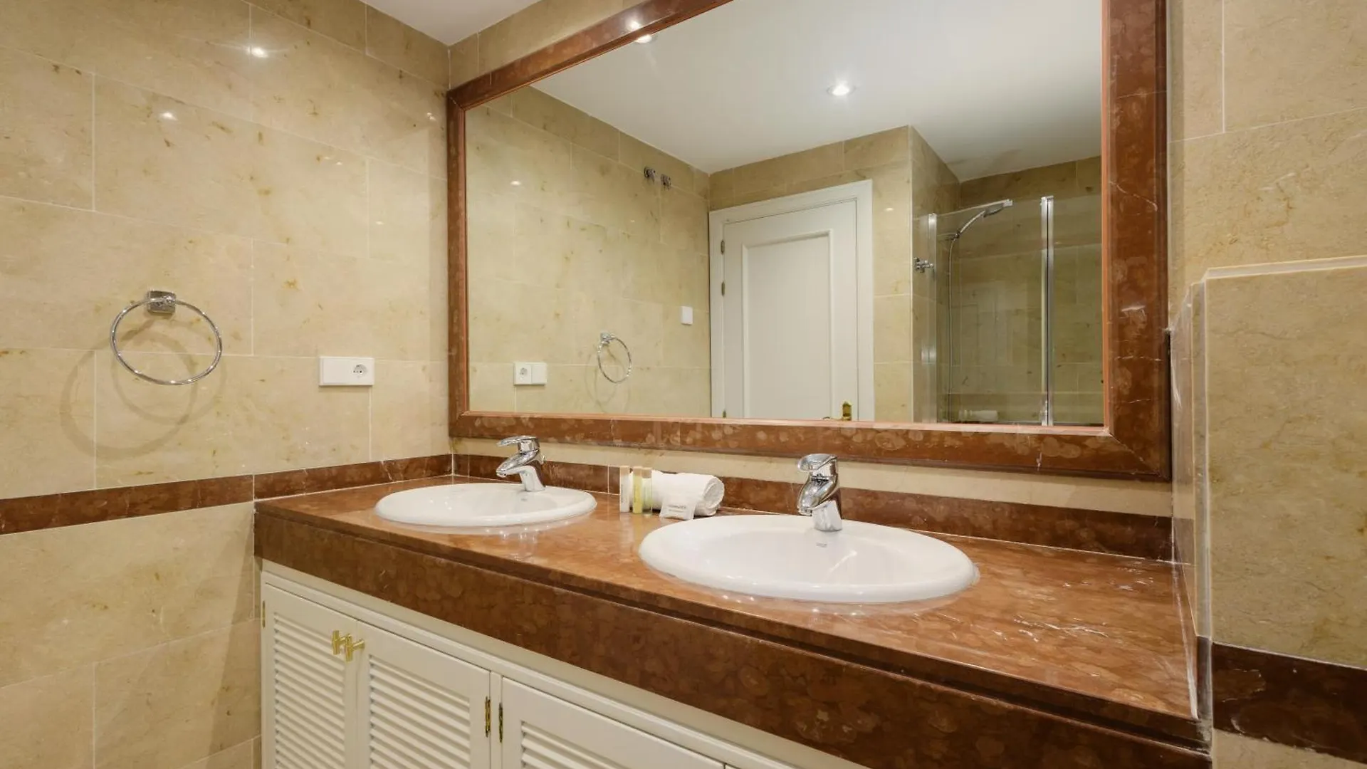 Newly Renovated Apartment With Large Private And Glazed Terrace, Close To The Beach In Elviria, Marbella East