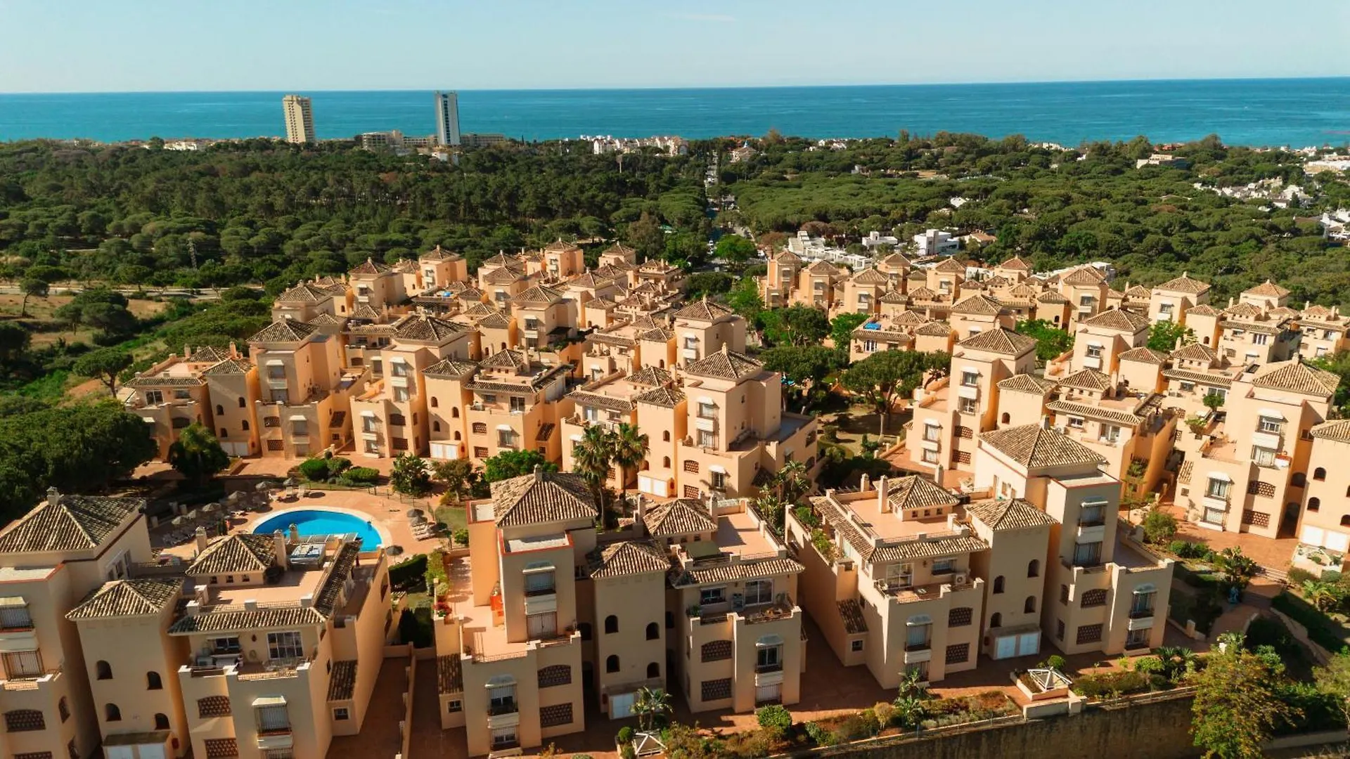 Newly Renovated Apartment With Large Private And Glazed Terrace, Close To The Beach In Elviria, Marbella East