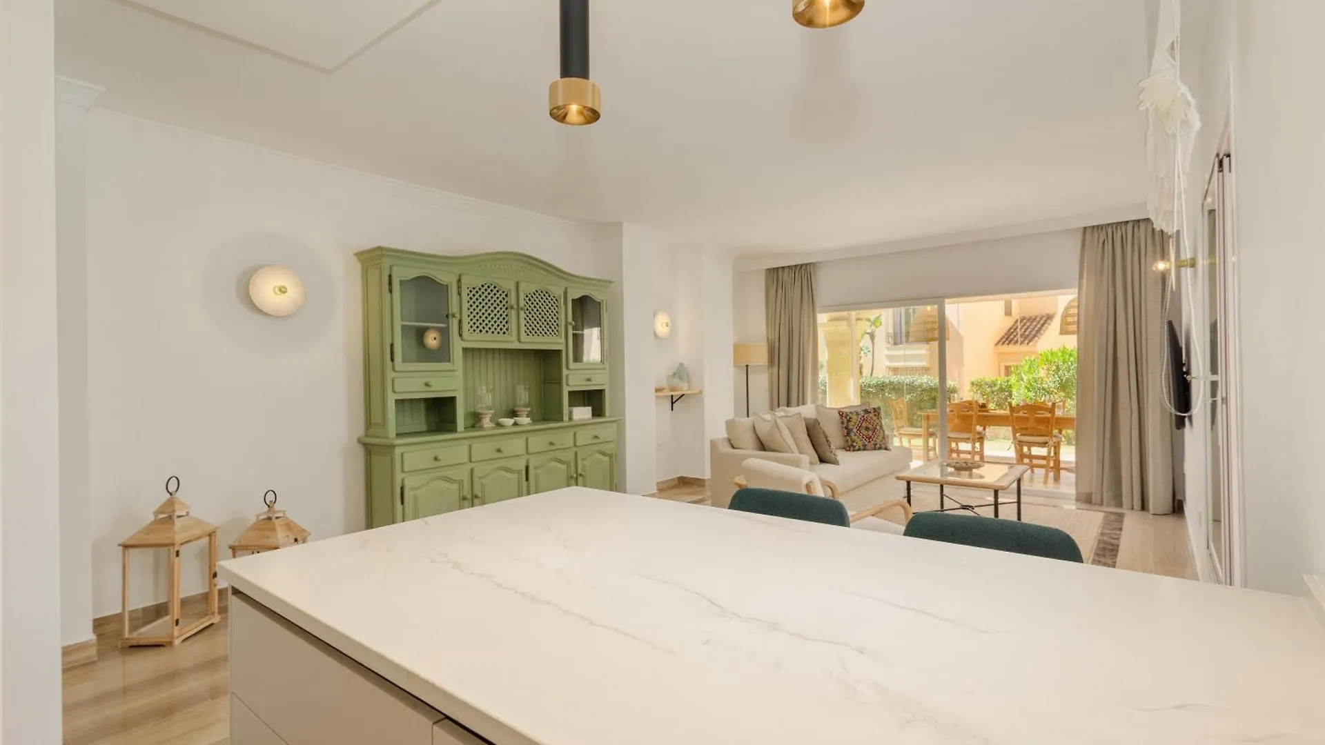 Newly Renovated Apartment With Large Private And Glazed Terrace, Close To The Beach In Elviria, Marbella East