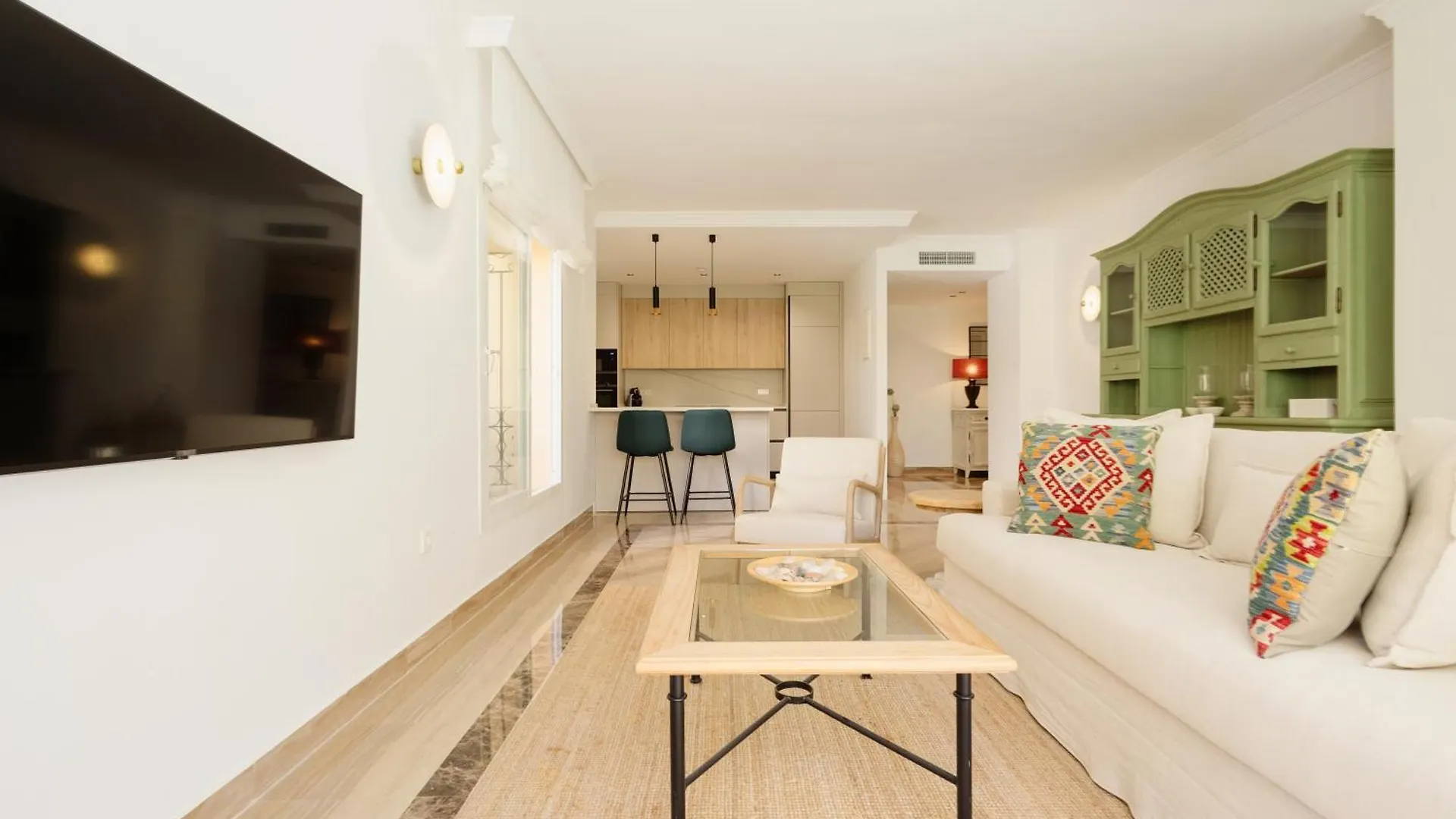 Newly Renovated Apartment With Large Private And Glazed Terrace, Close To The Beach In Elviria, Marbella East