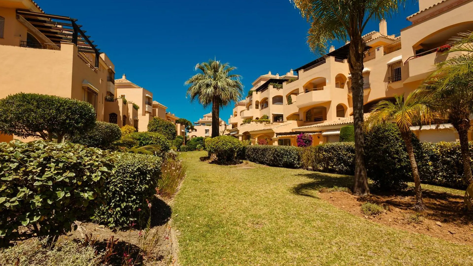 Newly Renovated Apartment With Large Private And Glazed Terrace, Close To The Beach In Elviria, Marbella East